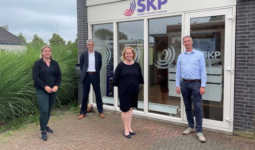 <p>Wethouder Ilona Jense op bezoek bij SKP v.l.n.r: Kim van Loon, accountmanager Gemeente Pijnacker-Nootdorp; Erwin Rensen, voorzitter SKP; Ilona Jense, wethouder Gemeente Pijnacker-Nootdorp; Rob Verkuil, directeur SKP </p>