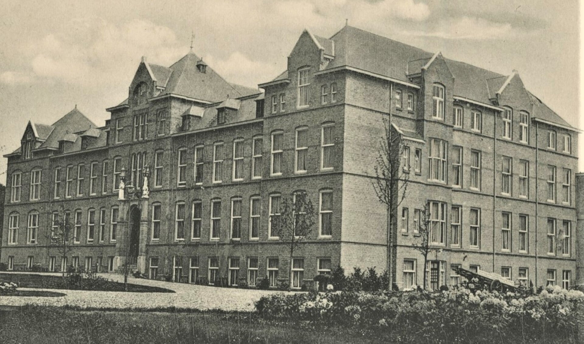 Ziekenhuis Sint Antoniushove aan het Oosteinde in Voorburg in 1925 (archief F.J.A.M. van der Helm).