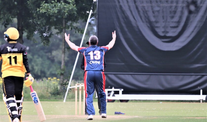 <p>Het appèl van Karl Nieuwoudt (rechts) voor LBW wordt niet gehonoreerd door de umpire (foto: Catch of the Day BV).</p>