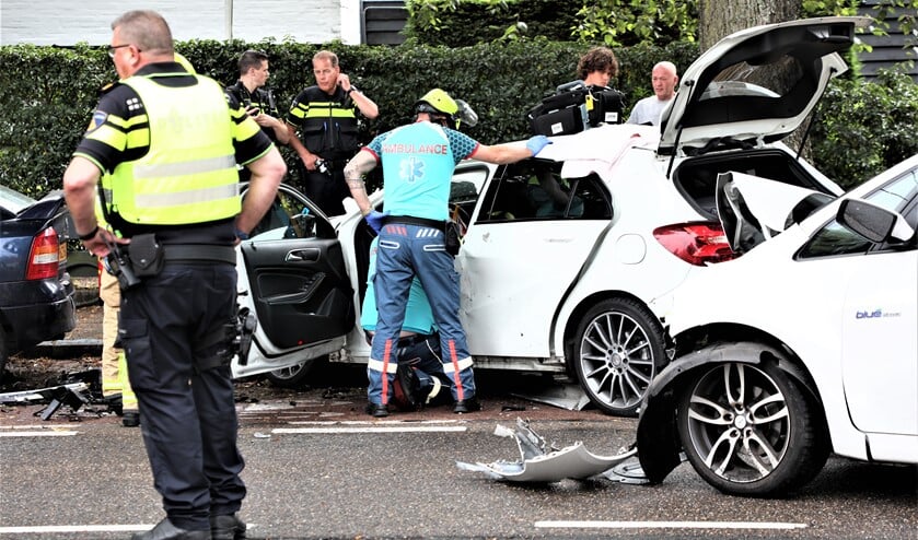 <p>Ambulancepersoneel bekommert zich om het slachtoffer (foto: Sebastiaan Barel).</p>