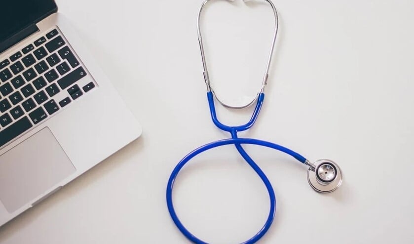 <p>Op www.thuisarts.nl of www.moetiknaardedokter.nl kun je kijken of het echt nodig is om langs de huisarts te gaan.</p>