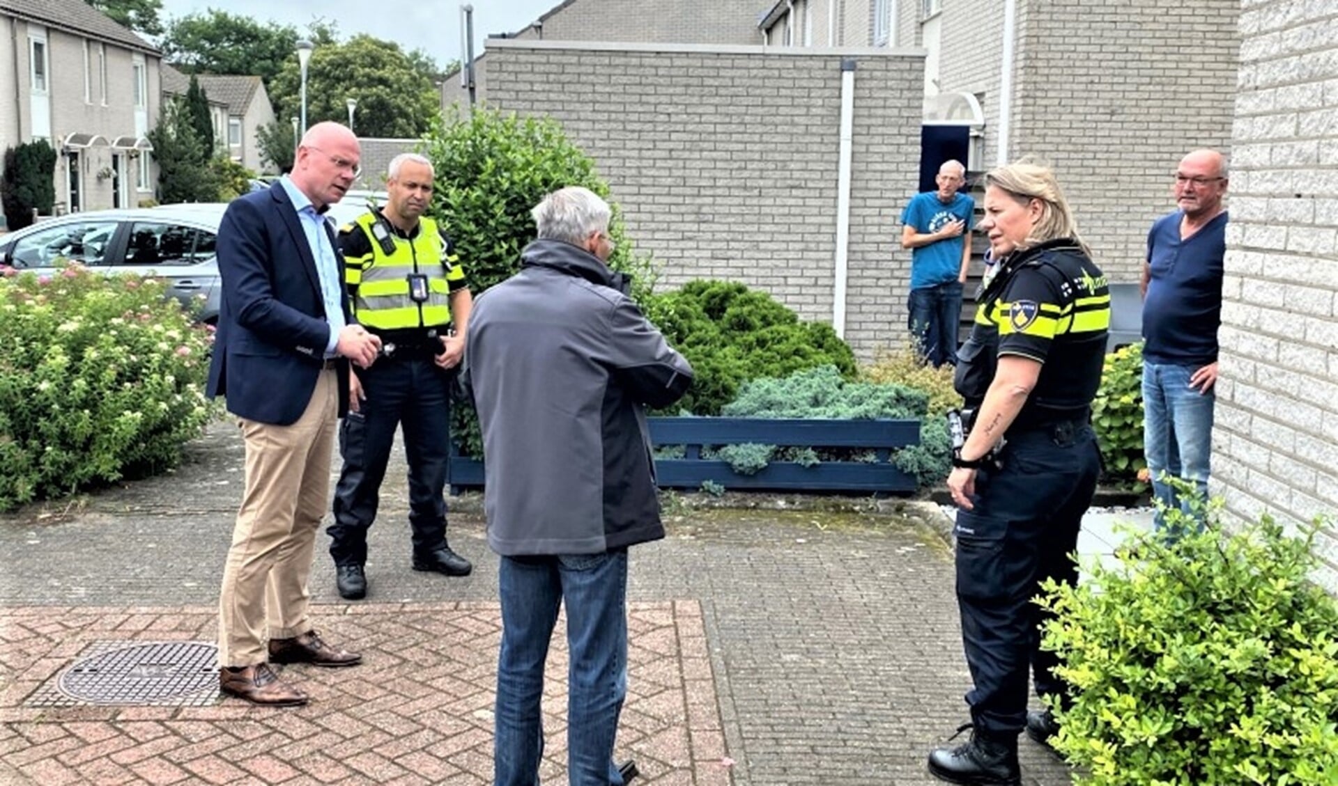 Burgemeester Tigelaar ging samen met de wijkagent langs bij een aantal getroffenen (foto: gemeente LV).