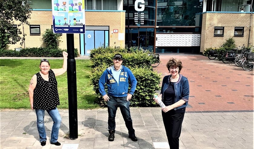 V.l.n.r. Petra Middendorp, Walter Schijf en Wethouder Juliëtte Bouw bij vaste aanbiedplek grofvuil aan Prins Johan Willem Frisolaan (foto: gemeente LV).