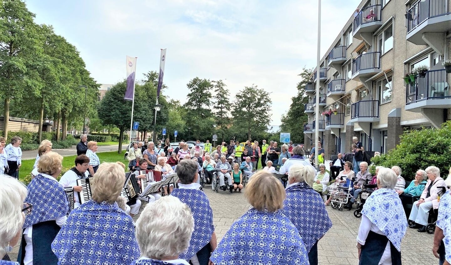 Nadat de Vliet Grieten lange tijd vanwege corona niet binnen mochten zingen kwamen zij de deelnemers aan de rolstoeldriedaagse binnenzingen (foto: Marianne de Wit).