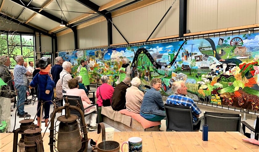 <p>De Stompwijkse ouderen bewonderen het Panorama Platteland op de Molenwei (foto's: Ria Luiten).</p>