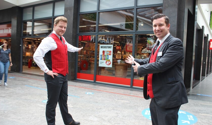 <p>Afdelingsmanager kruidenierswaren/kassa Jan van Waas en supermarktmanager Michel van Elleswijk voor de ruim driehonderd vierkante meter extra winkelruimte.</p>