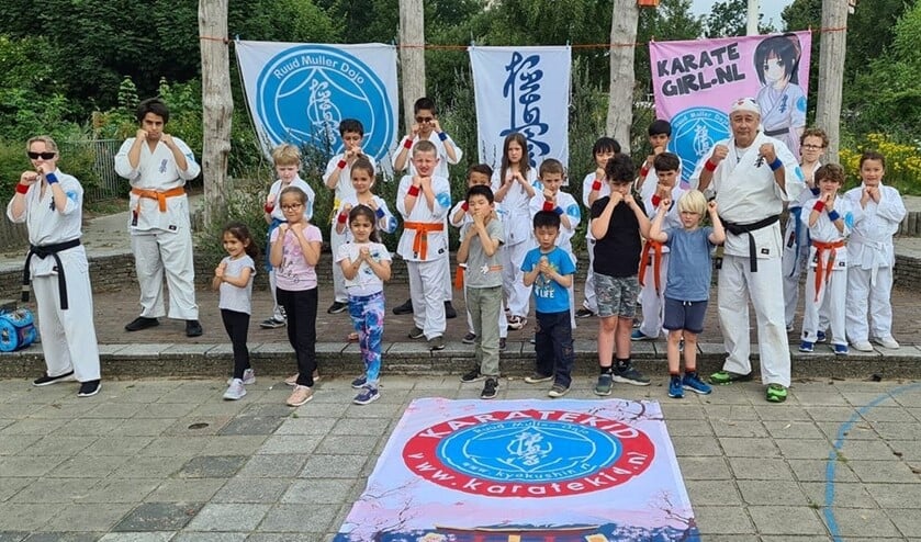 <p>De gratis karateles van de Ruud Muller Dojo op het schoolplein van de Margrietschool (foto: pr RMD).</p>