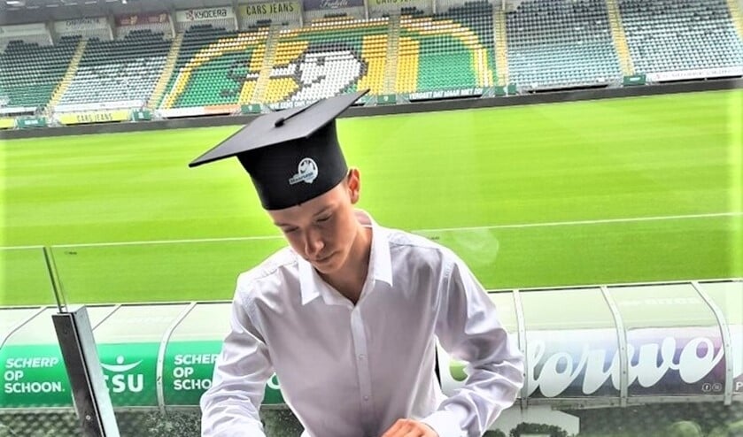 Sem was een van de geslaagde leerlingen die zijn diploma ontving in het Cars Jeans stadion van ADO Den Haag (foto: pr SMC).