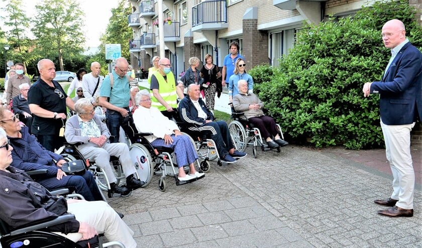 <p>Burgemeester Klaas Tigelaar spreekt de deelnemers aan de rolstoeldriedaagse toe (foto: Ot Douwes).</p>