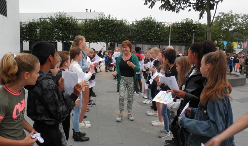 <p> Kleuterjuf Annemarie van Dongen neemt afscheid van ‘haar’ kinderen op Het Noorderlicht. Foto Kees van Rongen </p>