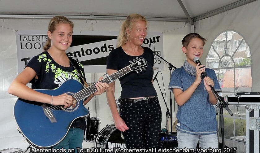 <p>Angeliqe Schipper (m.) van Talentenlood tijdens het Cultureel Zomerfestival op de Julianabaan te Voorburg (foto: Ot Douwes).</p>