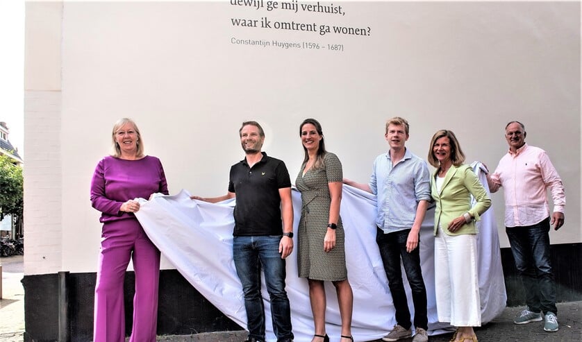 <p>Wethouder Astrid van Eekelen, de eigenaren van het pand en andere belanghebbenden bij het muurgedicht (foto: Michel Groen).</p>