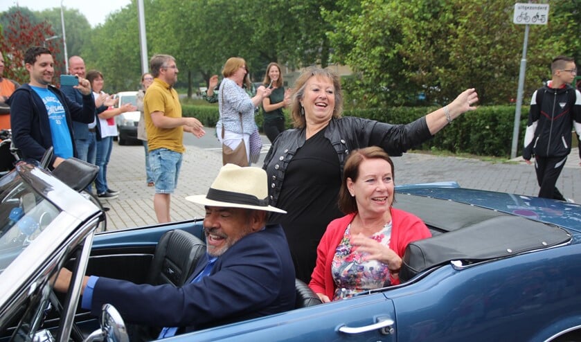 <p>Juf Agnes en juf Marlies werden op hun laatste ‘werkdag’ per cabriolet naar school gereden.</p>