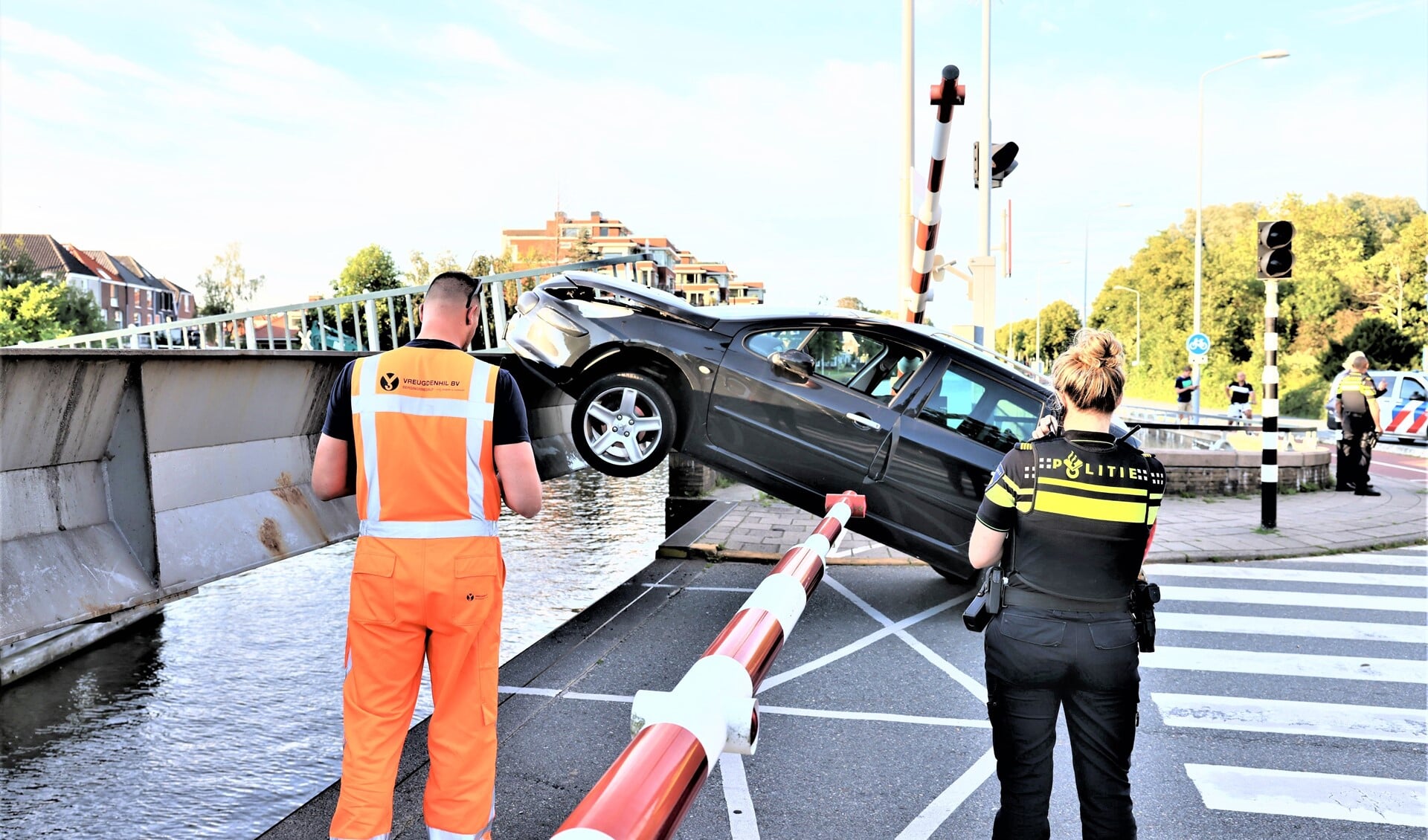 De auto reed onder de slagboom door tegen de deels geopende brug. (foto: Sander Paardekooper).