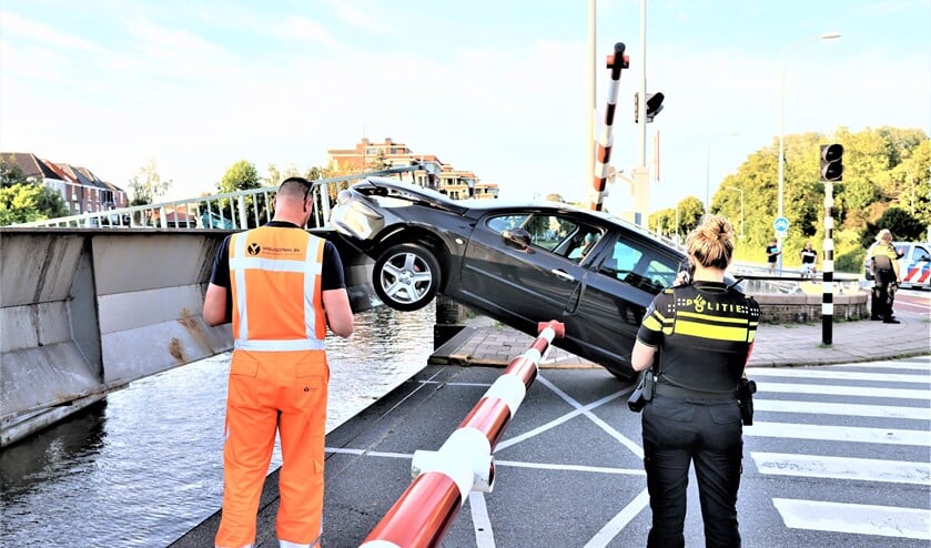 <p>De auto reed onder de slagboom door tegen de deels geopende brug. (foto: Sander Paardekooper).</p>