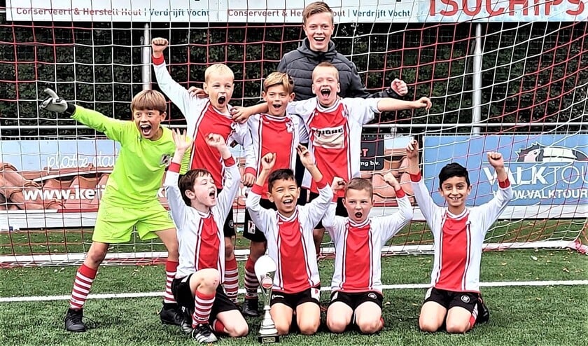 <p>RKAVV JO 9-1 met (v.l.n.r.):
Bovenste rij: Matthijs, Luuk, Joah en Staf.
Onderste rij: Ruben, Arif, Timofey en Kawah.</p>