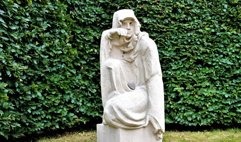 <p>'Wenende vrouw, Sybille' (1956) van Albert Termote op de Oosterbegraafplaats aan de Rodelaan in Voorburg (foto: Marian Kokshoorn).</p>