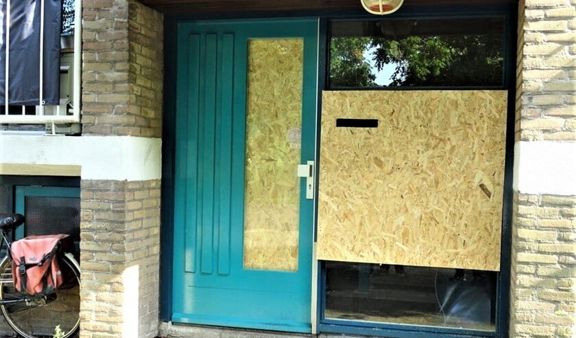 Een compleet blok brievenbussen werd er door de explosie uitgeblazen (foto: Ap de Heus).