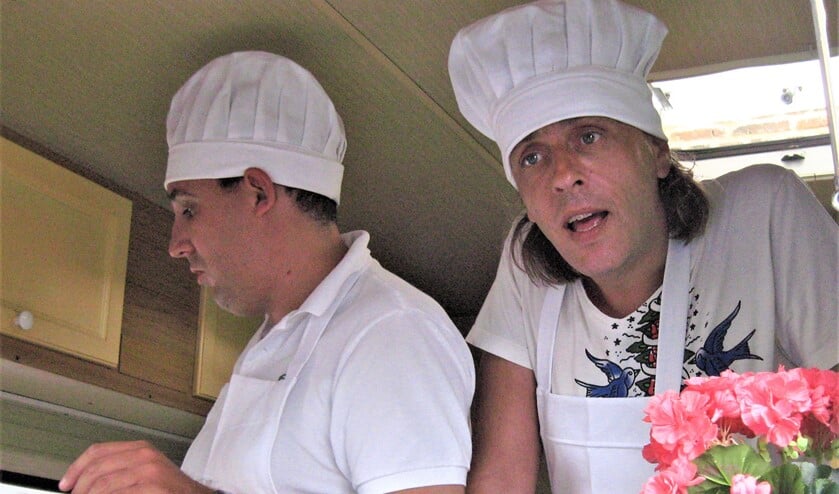 <p>Gijs Groenteman en Marcel van Roosmalen in hun pannenkoekencaravan (foto: pr).</p>