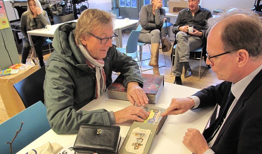 <p>Taxateur Arie Molendijk taxeert tussen 10.00 en 12.00 uur allerhande boeken.</p>