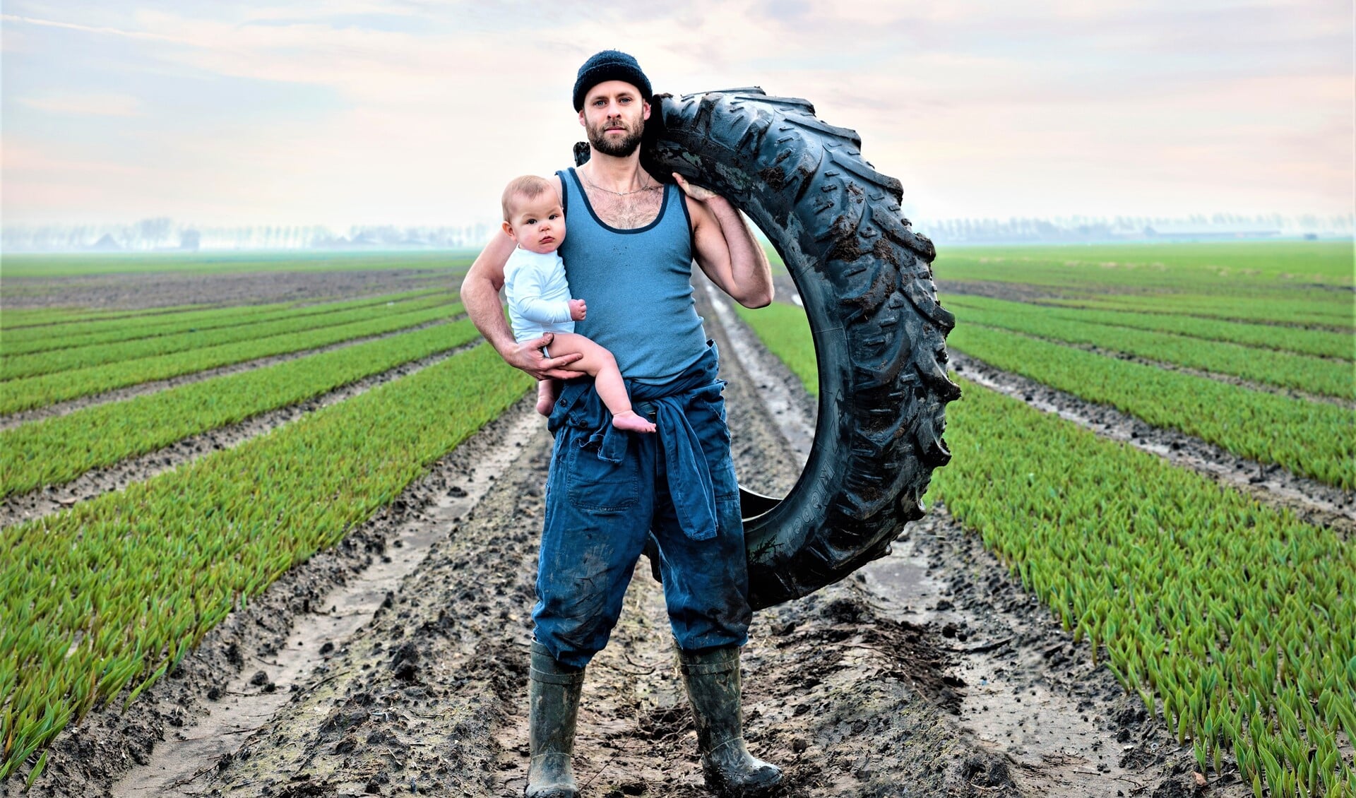 Een jonge boer en een hoogzwangere vrouw ontmoeten elkaar bij toeval op zijn land (foto: Bowie Verschuuren).