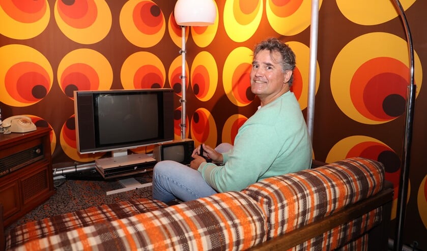 Jan Kragt in de jaren zeventig stijlkamer met de eerste versie videogame. Foto: Fred Roland