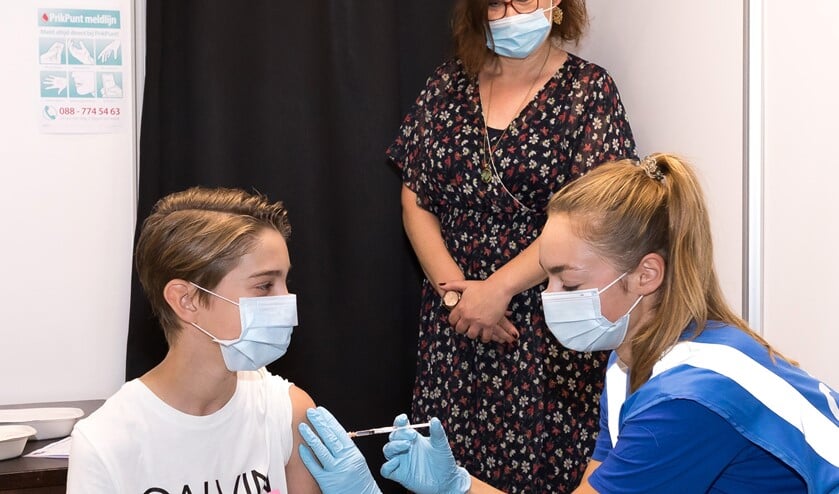 <p>Wethouder Groeneveld komt kijken bij de priklocatie. Foto: Fotoflex</p>