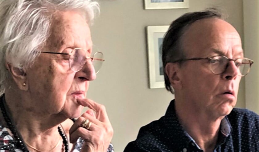 <p>Mevrouw Janson-van Haaster en haar jongste zoon zitten te luisteren naar de uitzending van Midvliet (foto: pr).</p>