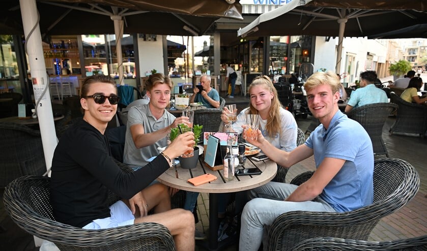 Gezellig een drankje doen maar de horeca zucht onder personeelstekort. Foto: Gerard van Warmerdam