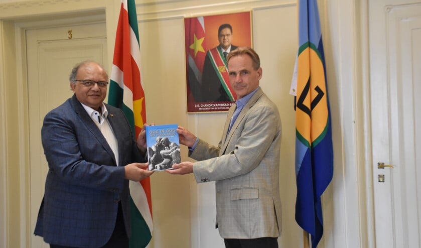 <p>De ambassadeur vond het een geweldig initiatief en is zeer content met de prachtige uitgave.</p>