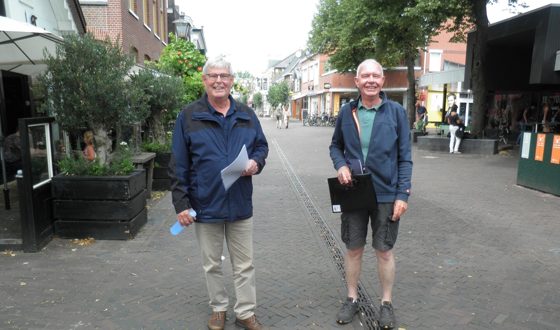 Stadsgidsen Edward ten Hooven (links) en Kees Doodeman nabij het vertrekpunt in de Dorpsstraat. Foto Kees van Rongen 