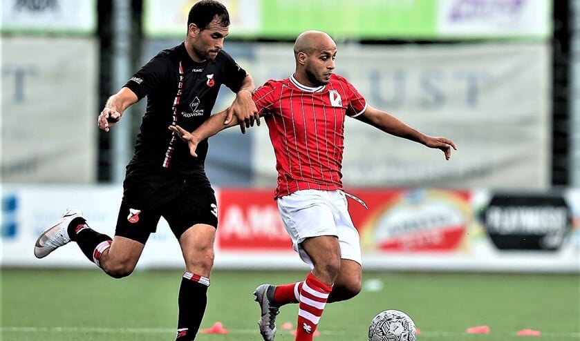 <p>Zakaria Amrani (rechts) schoot RKAVV tegen HBS van afstand naar een 1-0 voorsprong (foto: Hans van der Valk/The Arsenal).</p>