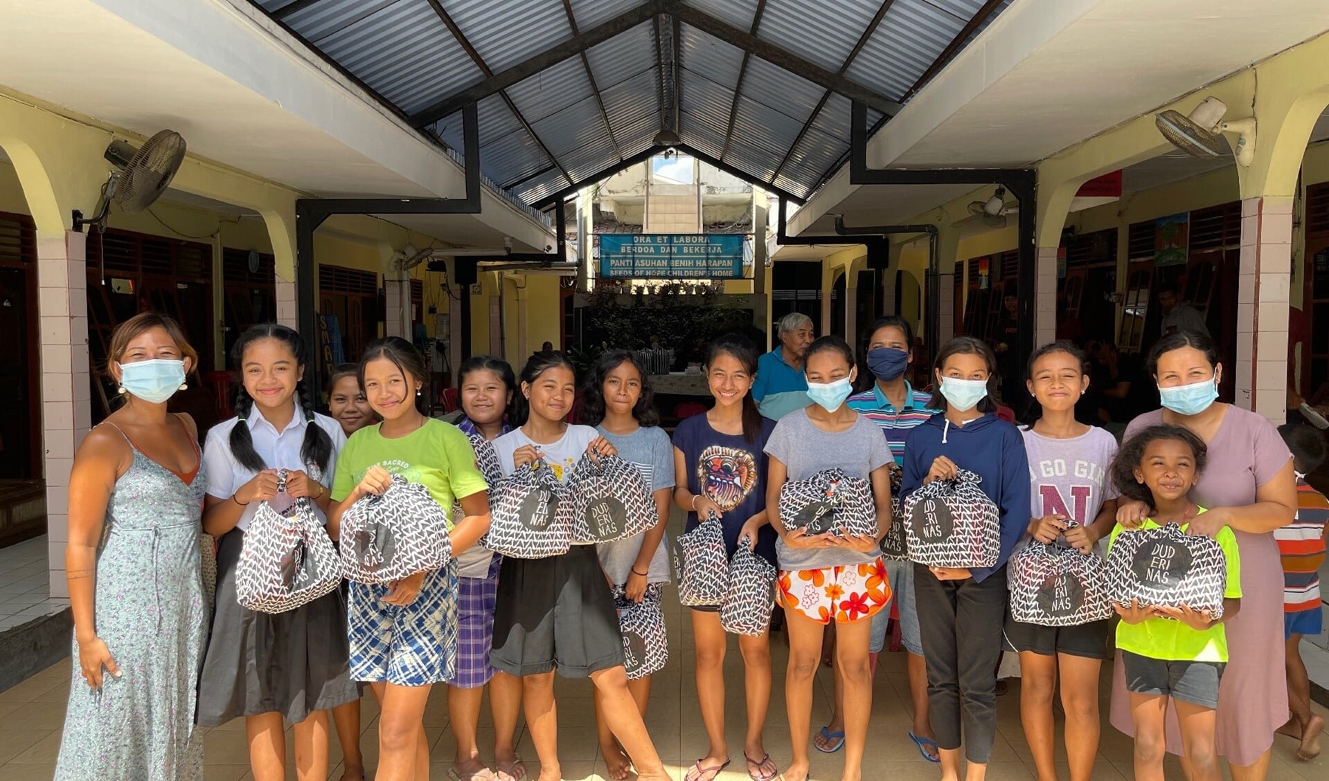  het meisjes weeshuis waar de eerste pakketten zijn uitgedeeld. Uiterst links op de foto staat initiatiefneemster Pritha Maheswari
Foto-credits: Eny Setiyowati