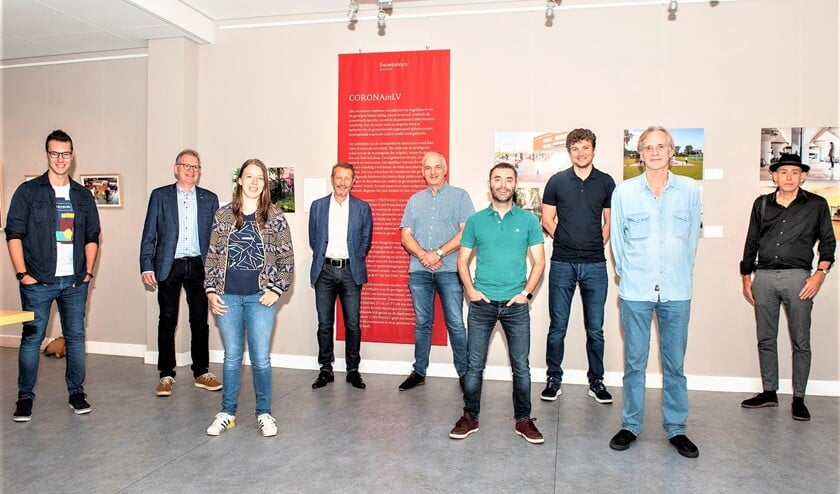 <p>De fotografen Hein Athmer, Michel Groen en Hilbert Krane en filmers Ralph Schoonenboom, Cees Sierman en Joey Koeijvoets (foto: Nico van der Ven).</p>