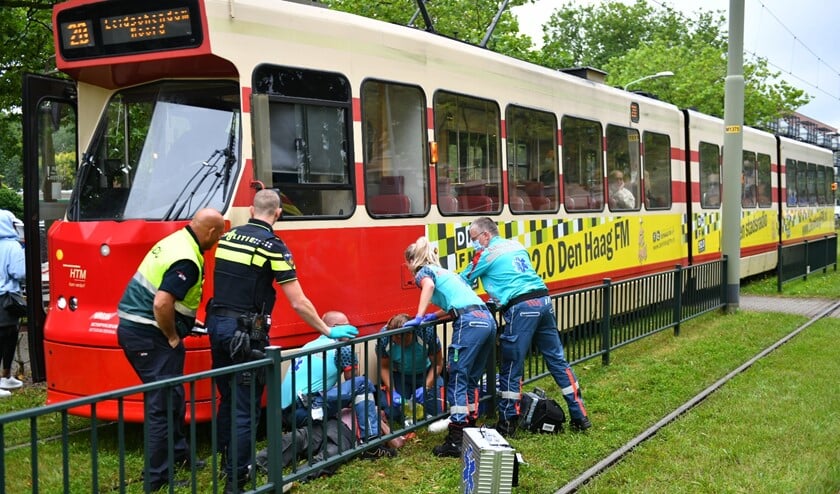 <p>Ondanks alle zorg door de ambulancemedewerkers en het MMT is de man uiteindelijk toch aan zijn verwondingen bezweken (foto: Bob van Keulen).</p>