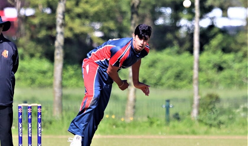 <p><em>Aryan Dutt maakte indruk met vier wickets voor zes runs (foto: Catch of the Day BV).</em></p>