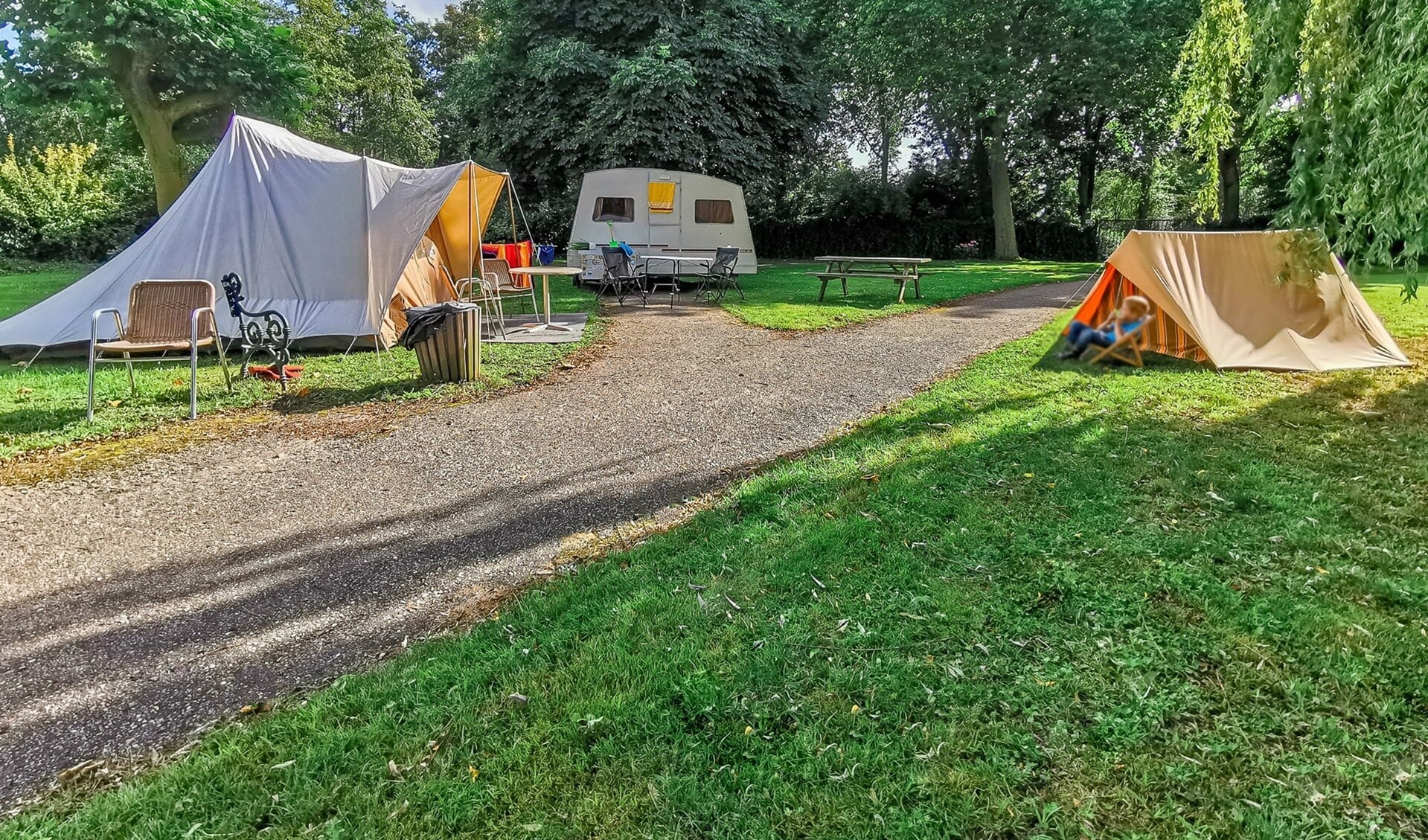 Met een oldtimer caravan en enkele tenten is er een camping gerealiseerd om bewoners een dag een beetje een vakantiegevoel te kunnen geven (foto: pr WZH Prinsenhof).