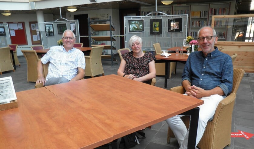 V.l.n.r.: Hans Bongers, Elly Stevens en Dick Brethouwer in Eetcafé De Leyens. Foto Kees van Rongen