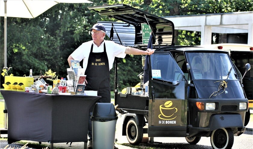 Hans Hendriks met zijn mobiele koffietentje In de Bonen op Landgoed Voorlei (foto: AW).