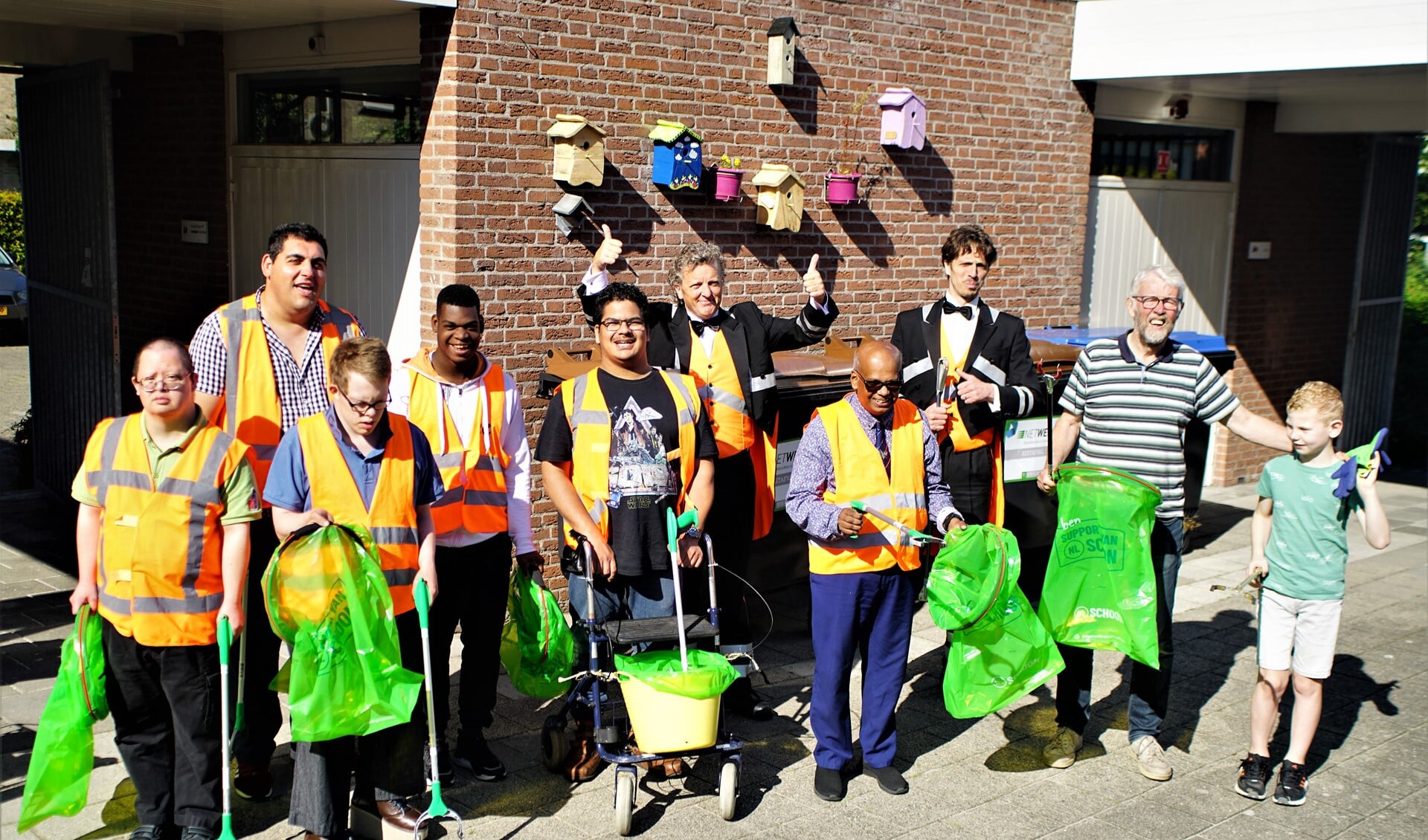 Het clean-team van Ipse de Bruggen ontvangt de Gouden Knijper van Klaas Dijkhuis in bijzijn van de Afvalbutlers.