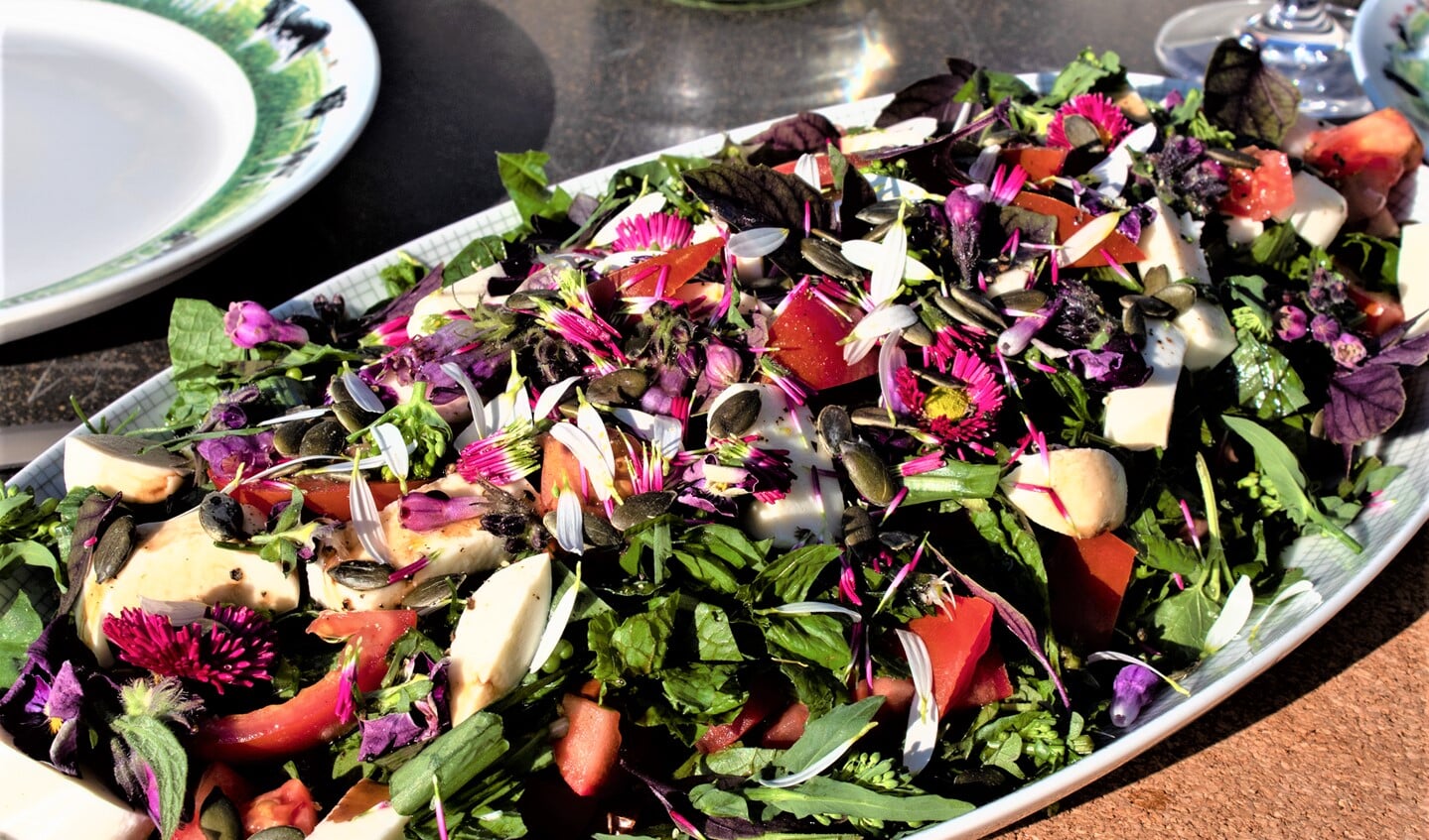 Bloemige salade (foto: Roos van Unen).