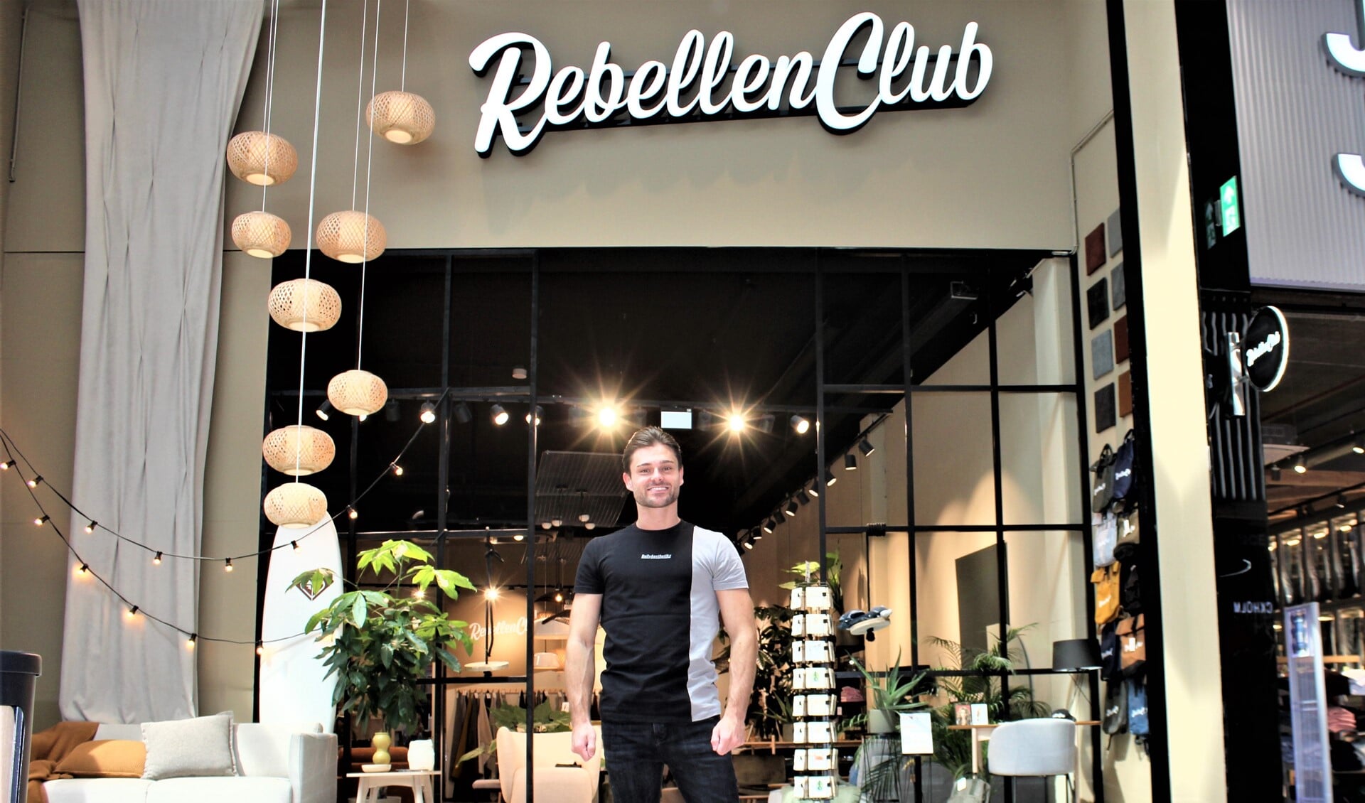 Shopmanager Gaetano van Vugt voor de winkel van Rebellenclub aan de Duindoorn in de Westfield Mall of the Netherlands (foto/tekst: DJ).