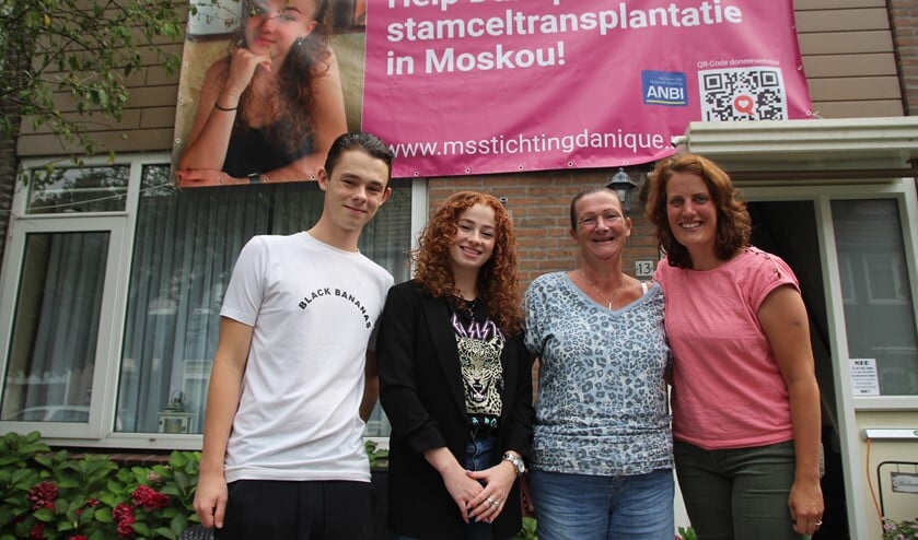 <p>Danique Steinz, tweelingbroer Delano, hun moeder Nathasja en Marlika in de voortuin in de Beuklaan in Pijnacker-Noord. Het zeildoek hangt ook bij het Centraal Station in Den Haag. </p>