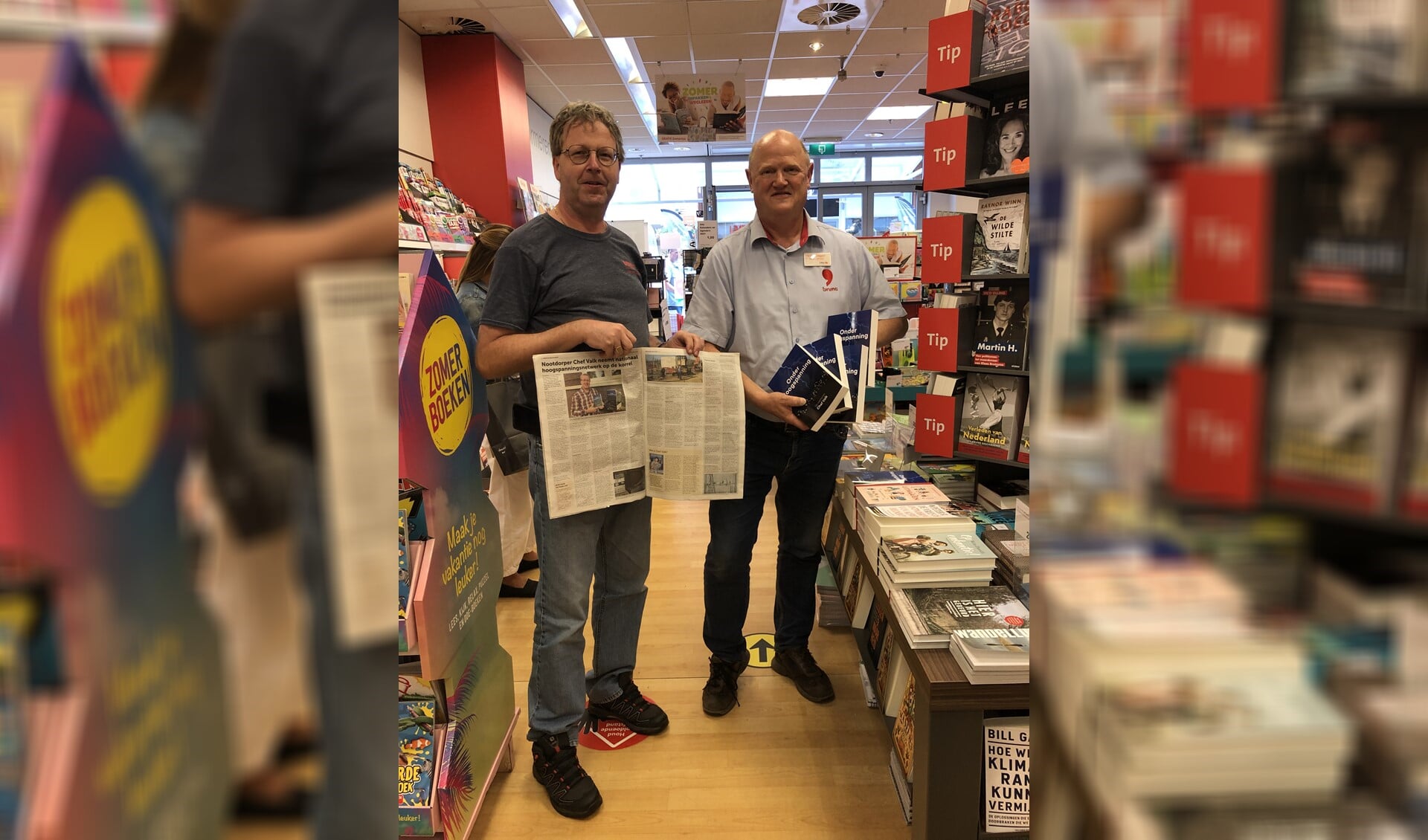 Chef Valk met het Telstar/Eendracht-verhaal en Gosse Beitsma van de lokale BRUNA in Nootdorp met de boeken. 