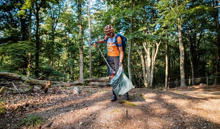 <p>Olympisch kampioen Bart Brentjens geeft de aftrap van de opruimactie in het Buytenpark.Foto: wielersportbond NTFU</p>