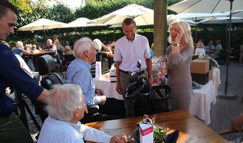 <p>De uit meerdere terrassen bestaande buitenruimte van Grand Café 1837 was het toneel van de afscheidsreceptie van huisarts Jaap de Geus en assistente Annette.</p>