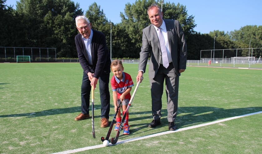 <p>Het jongste en het oudste lid verrichtten samen met de sportwethouder de officiële opening.</p>