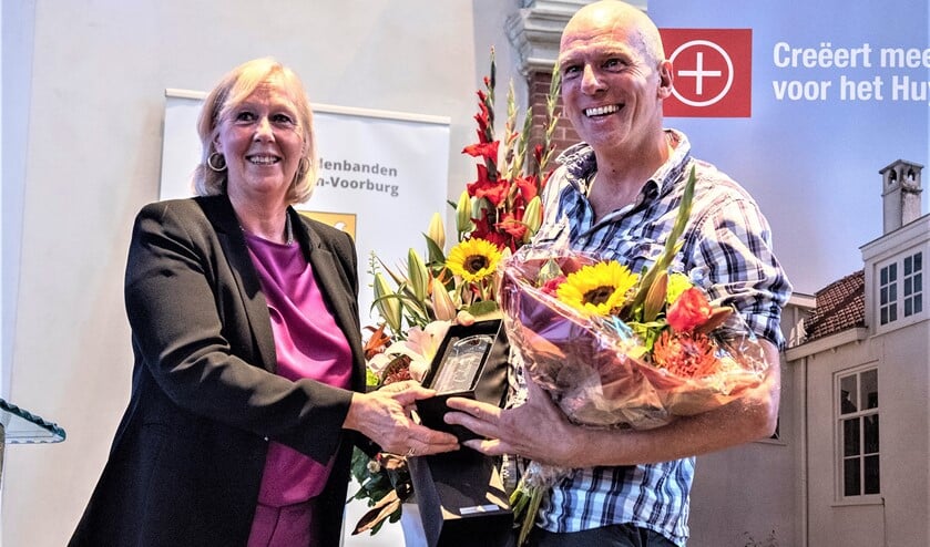 <p>Wethouder Astrid van Eekelen overhandigt de prijs aan Roland Maas (foto: Michel Groen).</p>