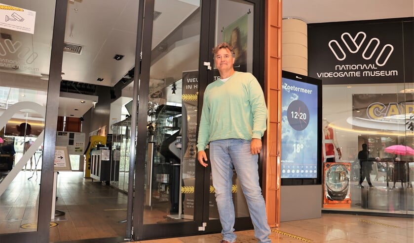 Jan Kragt bij het Nationaal Videogame Museum. Een van de stops tijdens de culturele wandeling. Foto: Fred Roland