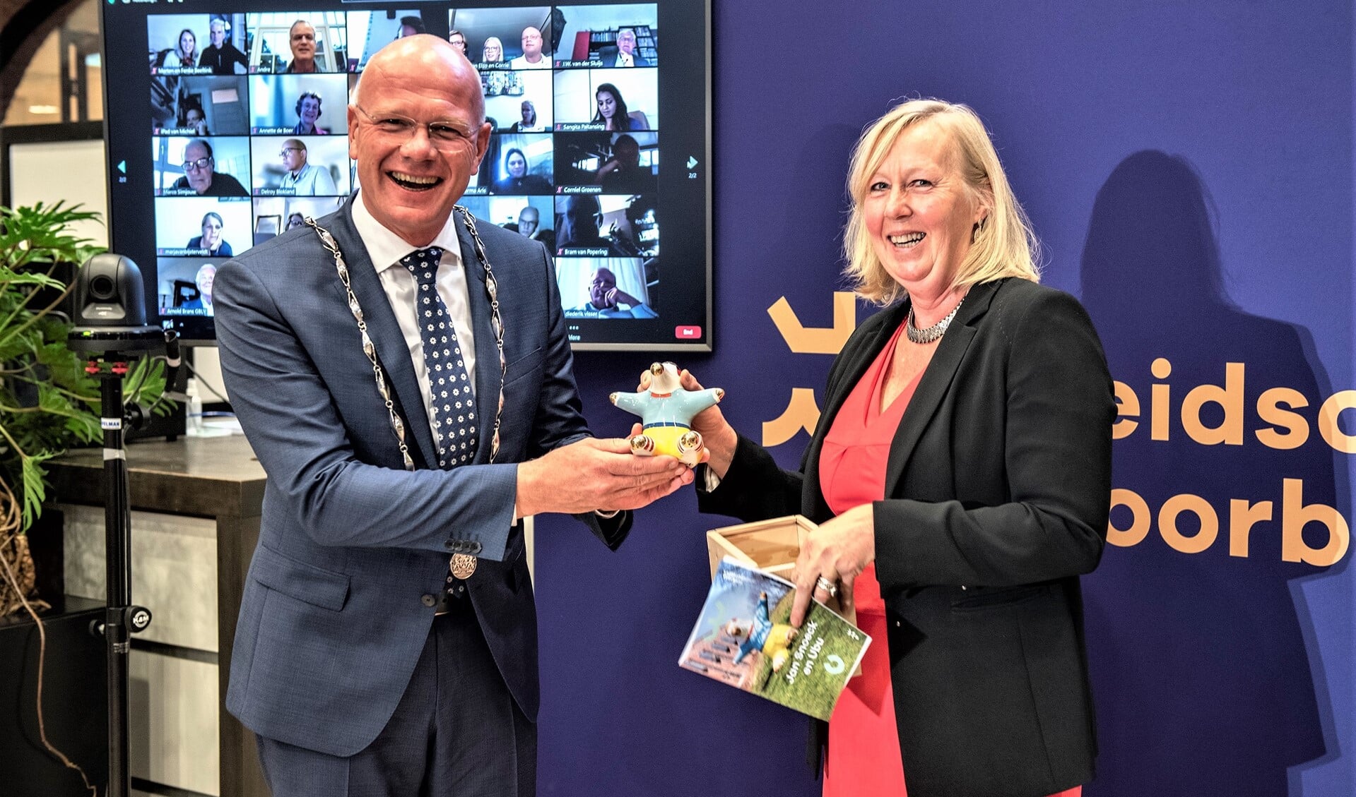 Locoburgemeester Astrid van Eekelen reikte de Ubu uit aan Klaas Tigelaar bij diens afscheid (foto: Michel Groen).